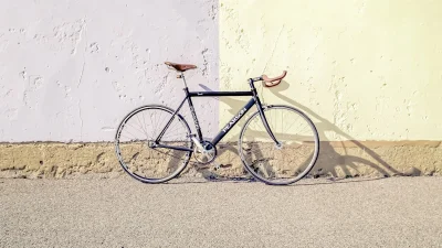 Piante di zucchine in vaso su balcone soleggiato