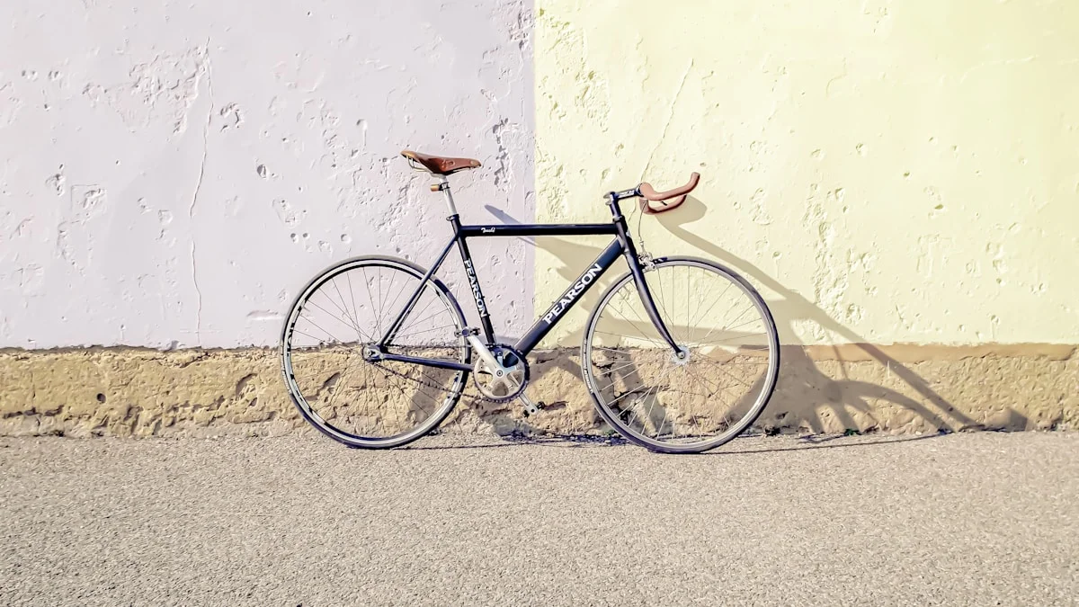 Piante di zucchine in vaso su balcone soleggiato